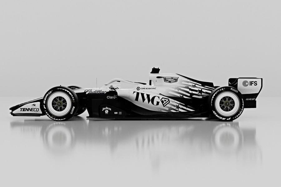 Cadillac Miami GP Tasarımı ile Amerikan bayrağı temalı F1 aracı Miami pistinde.