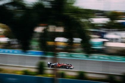 Apple TV ve Miami Grand Prix yayınıyla Charles Leclerc Ferrari aracında.