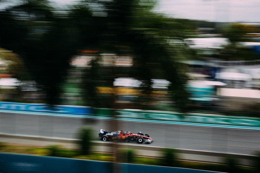Apple TV ve Miami Grand Prix yayınıyla Charles Leclerc Ferrari aracında.