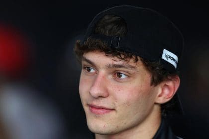Kimi Antonelli ve start denemeleri sırasında padokta enerjik anlar.