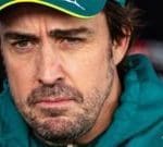 Fernando Alonso F1 aracıyla pistte, Aston Martin logolu
