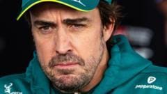 Fernando Alonso F1 aracıyla pistte, Aston Martin logolu
