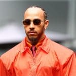 Lewis Hamilton Miami Grand Prix'sinde Saint Laurent tasarımıyla dikkat çekiyor.