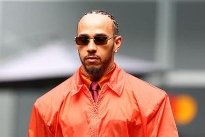 Lewis Hamilton Miami Grand Prix'sinde Saint Laurent tasarımıyla dikkat çekiyor.