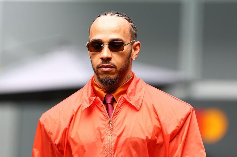 Lewis Hamilton Miami Grand Prix'sinde Saint Laurent tasarımıyla dikkat çekiyor.