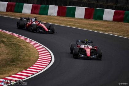 Lewis Hamilton Japonya GP'de araç sorunları ile mücadele etti, Mercedes garajında üzgün görünüyor.