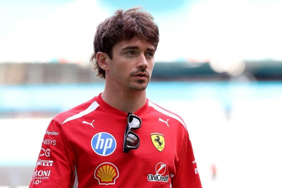 Charles Leclerc, Mercedes farkı kapanmaz dediği Ferrari garajında.