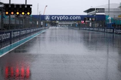 Miami GP yağmuru altında yarışan F1 aracı, ıslak zemin