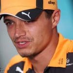 Lando Norris, F1 yeni kurallar hakkında yorum yapıyor, McLaren garajı önünde