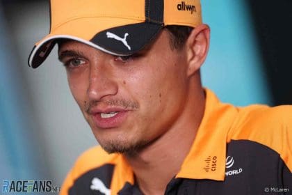 Lando Norris, F1 yeni kurallar hakkında yorum yapıyor, McLaren garajı önünde