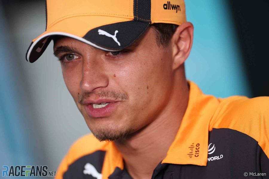 Lando Norris, F1 yeni kurallar hakkında yorum yapıyor, McLaren garajı önünde