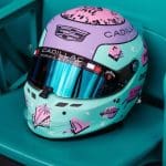Valtteri Bottas'ın göz kamaştırıcı Miami GP Kaskı yakın çekim fotoğrafı, canlı renkler