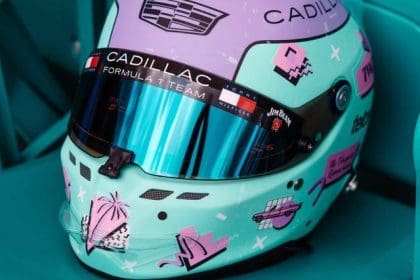 Valtteri Bottas'ın göz kamaştırıcı Miami GP Kaskı yakın çekim fotoğrafı, canlı renkler
