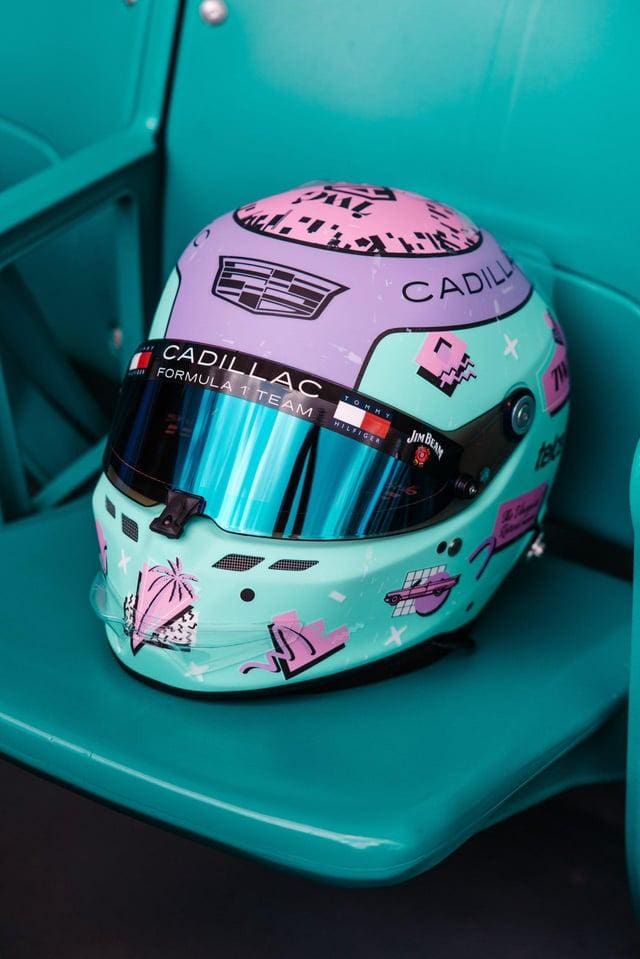 Valtteri Bottas'ın göz kamaştırıcı Miami GP Kaskı yakın çekim fotoğrafı, canlı renkler