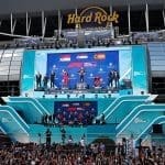 F1 Miami GP 2026 yarışı için pistin genel görünümü, seyirciler ve yarış araçları
