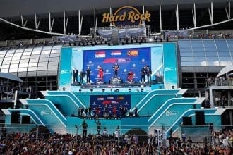 F1 Miami GP 2026 yarışı için pistin genel görünümü, seyirciler ve yarış araçları