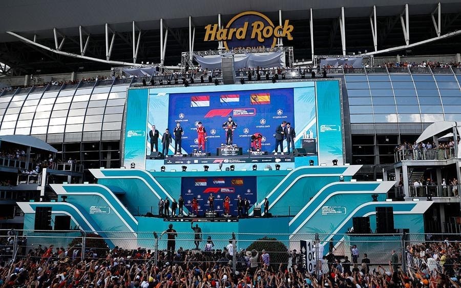 F1 Miami GP 2026 yarışı için pistin genel görünümü, seyirciler ve yarış araçları