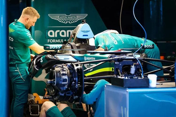 Aston Martin AMR26 aracı Melbourne'deki garajında beklerken