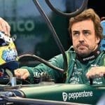 Fernando Alonso'nun Aston Martin aracıyla yarışırken çekilmiş fotoğrafı