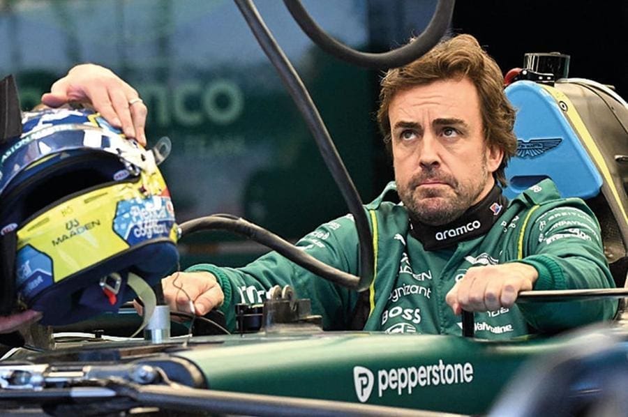 Fernando Alonso'nun Aston Martin aracıyla yarışırken çekilmiş fotoğrafı