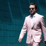 Fernando Alonso, Aston Martin aracıyla pistte, Alonso F1 Geleceği hakkında düşünceli bir ifadeyle.
