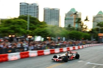 McLaren Miami Etkinliği sırasında Regatta Harbour’da sergilenen ikonik F1 aracı.