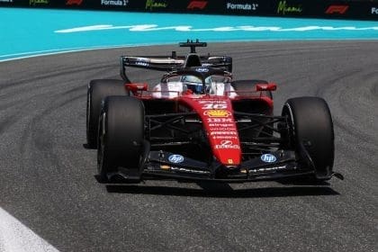 Charles Leclerc Miami GP antrenman turlarında aracını sürüyor