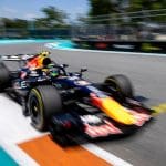 Apple F1 Yayınları logosu, yarış pisti arka planda, teknoloji ve hız bir arada