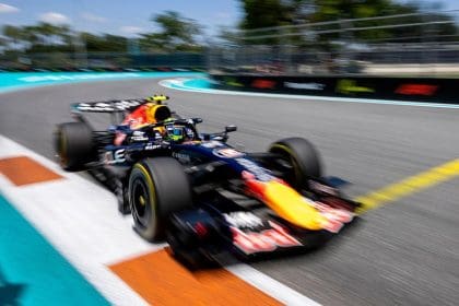 Apple F1 Yayınları logosu, yarış pisti arka planda, teknoloji ve hız bir arada