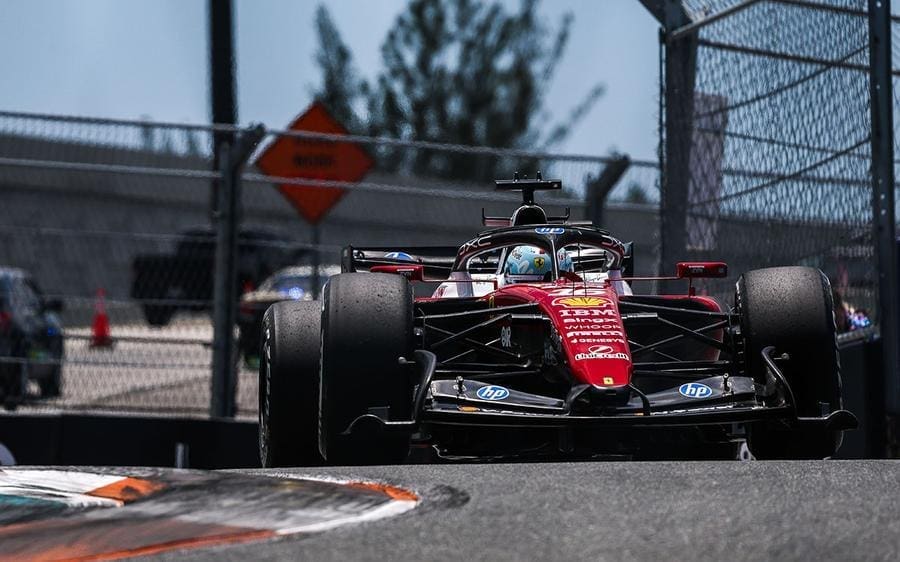 Charles Leclerc, Miami GP antrenman seansında aracını sürerken. Yarış heyecanı dorukta!