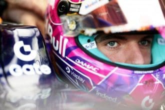 Max Verstappen, Red Bull F1 aracıyla pistte. Şampiyonluk mücadelesi sürüyor