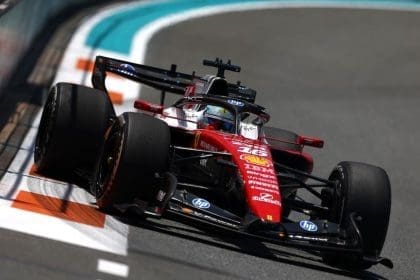 Charles Leclerc, Ferrari aracıyla yarışa hazırlanıyor. Ferrari'nin yarış hızı merak konusu.