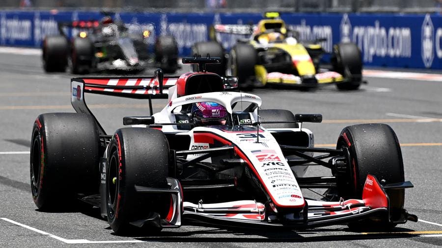 Miami Sprint Heyecanı: F1 araçları pistte mücadele ediyor, aksiyon dolu anlar