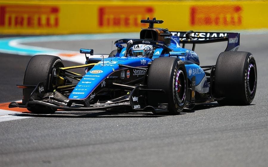 Miami GP'de Alex Albon'un aracı, pist limitleri ihlali nedeniyle ceza aldı.