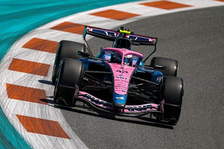 Franco Colapinto, Miami GP'de Alpine aracıyla pistte aksiyon halinde. Colapinto Miami
