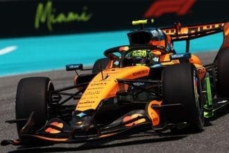 Lando Norris, McLaren MCL40 ile Miami pistinde pole pozisyonunu kutluyor. #McLarenAtağı