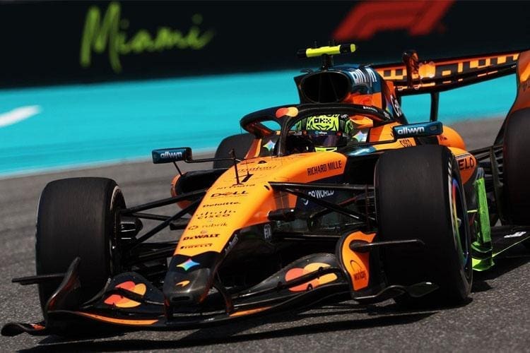 Lando Norris, McLaren MCL40 ile Miami pistinde pole pozisyonunu kutluyor. #McLarenAtağı