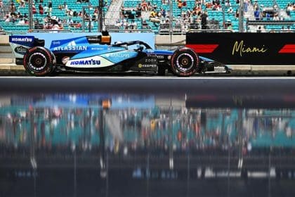 Alex Albon Miami GP'de pist limitleri ihlali yaparken, 120 karakter