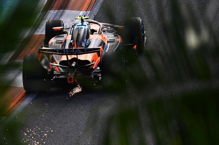 McLaren aracı Miami pistinde yarışırken, McLaren Miami'de zirvede