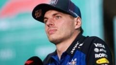 Max Verstappen F1 kural değişiklikleri hakkında konuşurken, Red Bull garajında
