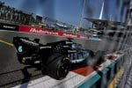 F1 araçları pistte, odak: F1 enerji kısıtlamaları