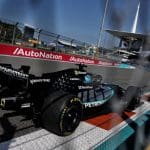 F1 araçları pistte, odak: F1 enerji kısıtlamaları