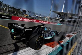 F1 araçları pistte, odak: F1 enerji kısıtlamaları