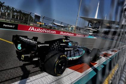 F1 araçları pistte, odak: F1 enerji kısıtlamaları