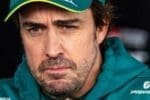 Fernando Alonso F1 aracıyla yarışırken, Aston Martin renkleri ön planda