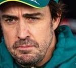 Fernando Alonso F1 aracıyla yarışırken, Aston Martin renkleri ön planda