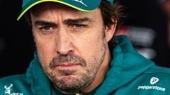 Fernando Alonso F1 aracıyla yarışırken, Aston Martin renkleri ön planda