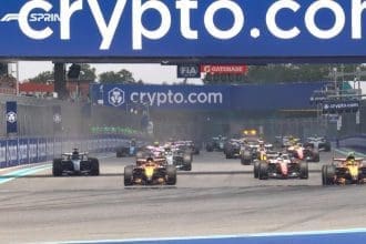 Lando Norris, Miami Sprint yarışında ilk turda liderliği alırken. #MiamiSprint