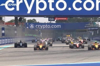 Lando Norris, Miami Sprint yarışında ilk turda liderliği alırken. #MiamiSprint