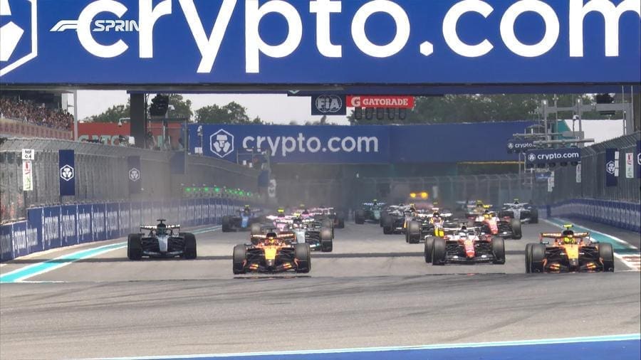 Lando Norris, Miami Sprint yarışında ilk turda liderliği alırken. #MiamiSprint